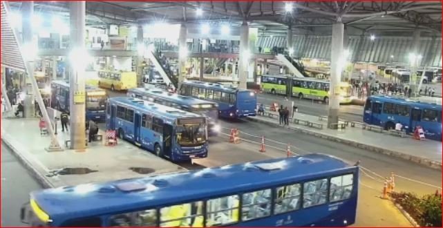 Mulher tem parte do dedo arrancado em estação de ônibus de BH, não percebe e segue viagem