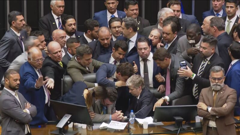 O motim que deixou Hugo Motta sem cadeira – O Assunto #1529