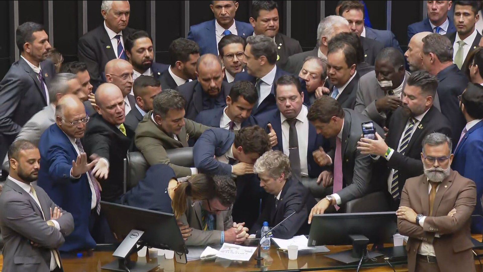 O motim que deixou Hugo Motta sem cadeira – O Assunto #1529