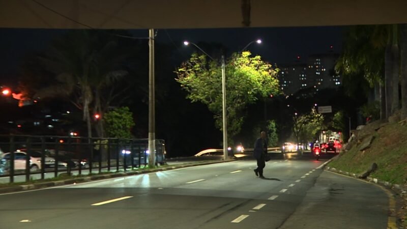 Estudo revela que pedestres gastam o dobro do tempo e se expõem a riscos ao atravessarem rodovias fora da passarela
