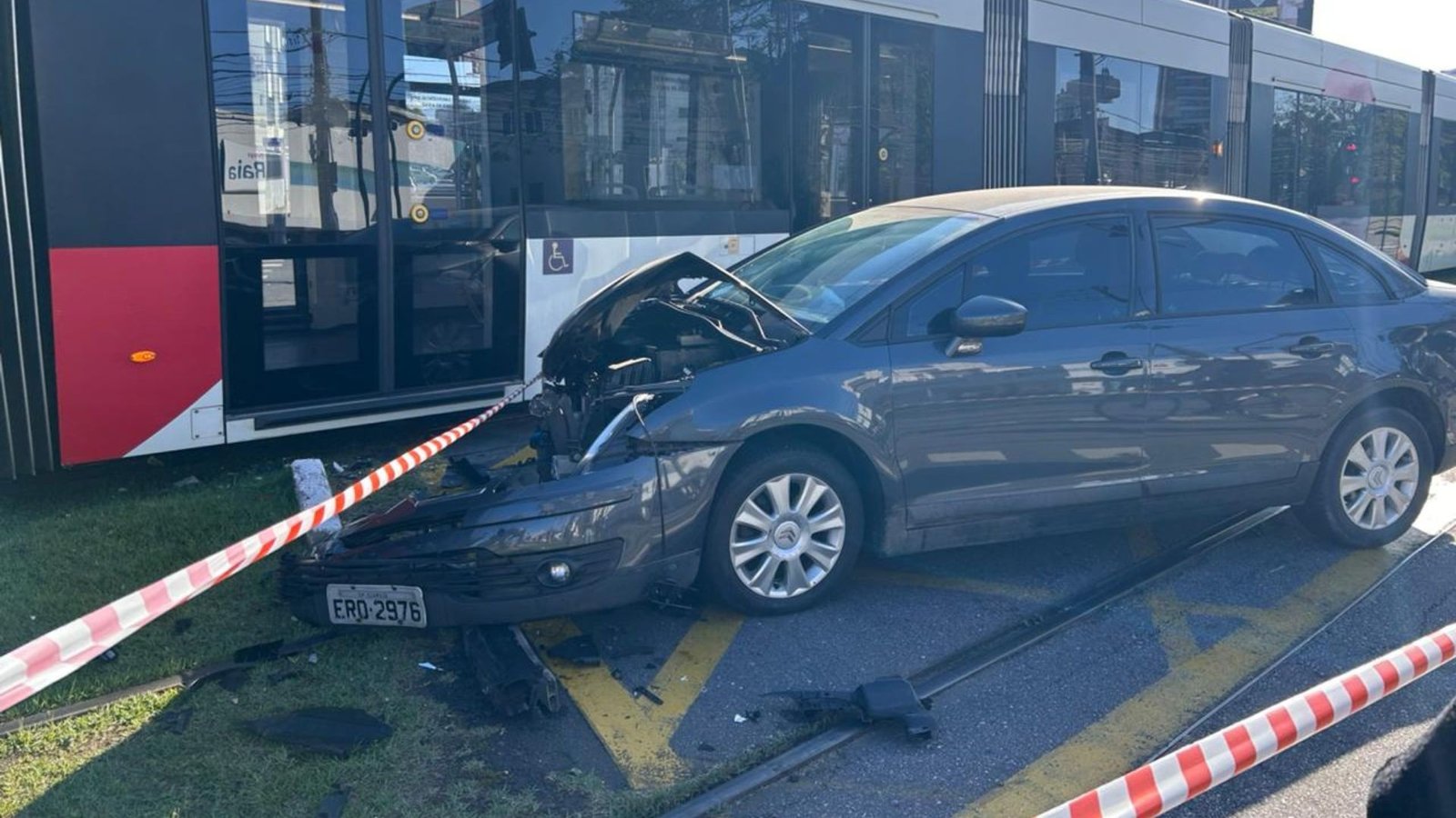 Motorista bate em trem do VLT em movimento em Santos, SP Motorista bate em trem do VLT em movimento em Santos, SP