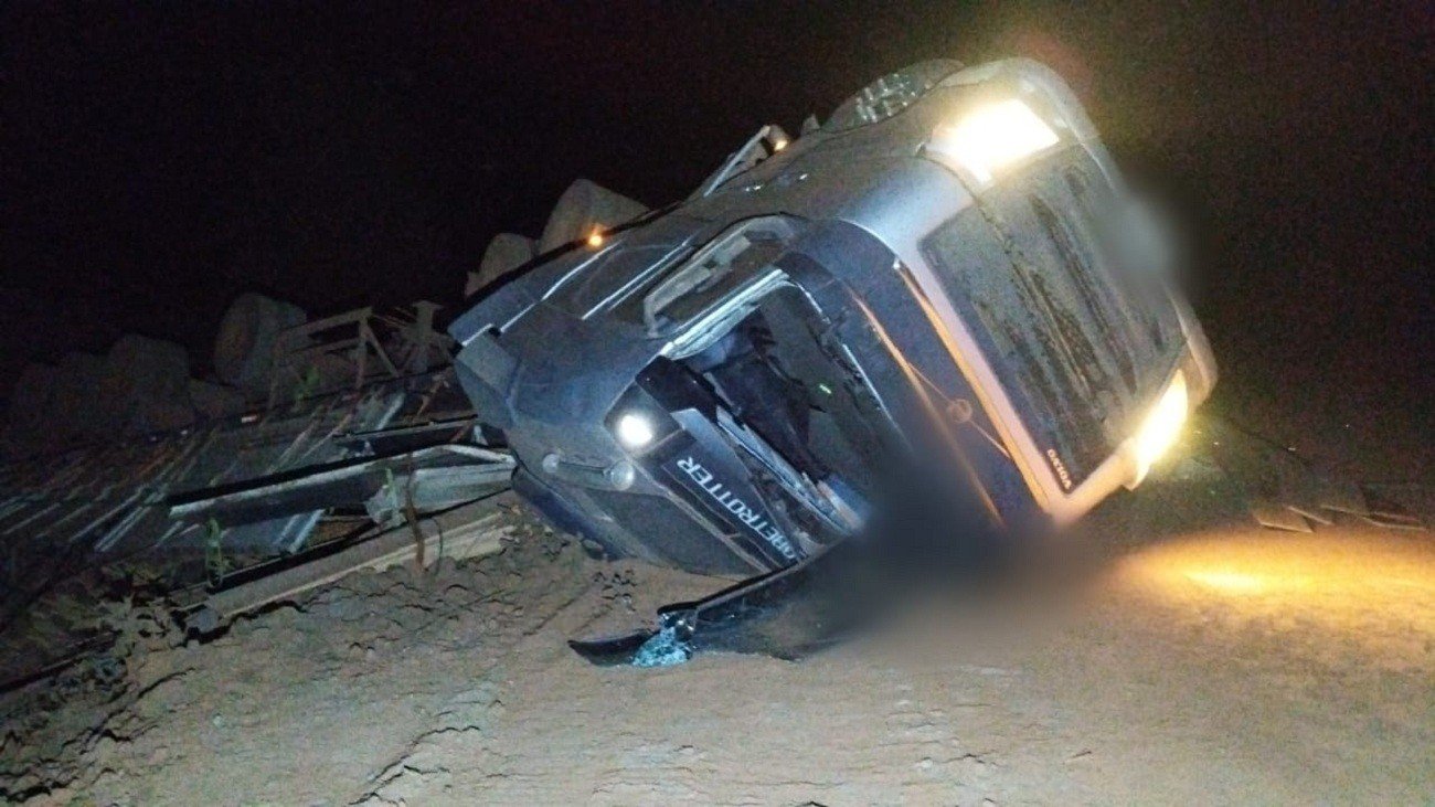 Motorista morre preso às ferragens após caminhão tombar em estrada na zona rural Motorista morre preso às ferragens após caminhão tombar em estrada na zona rural