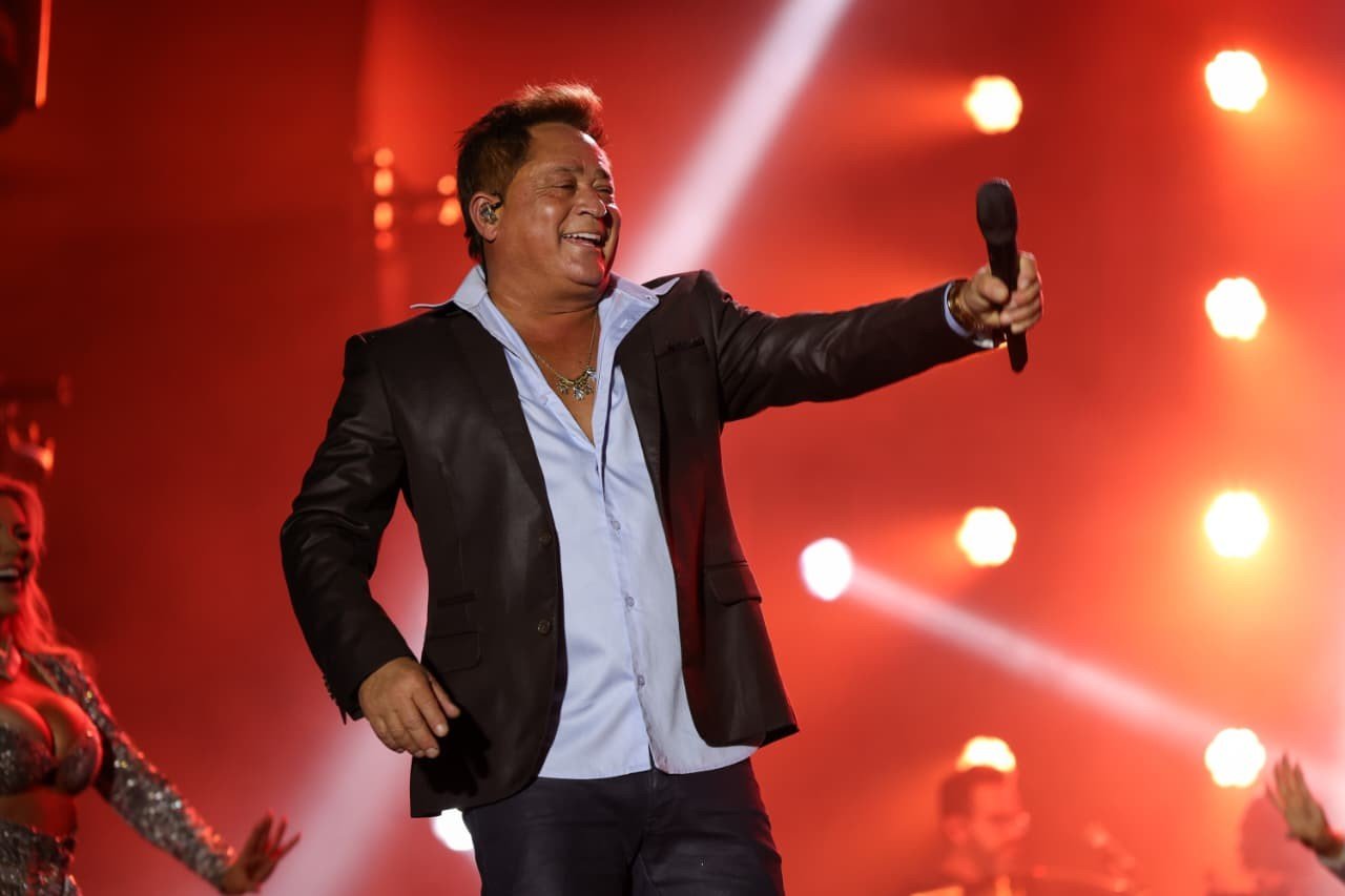 Leonardo enfileira sucessos do sertanejo em estreia no Festival de Inverno Bahia