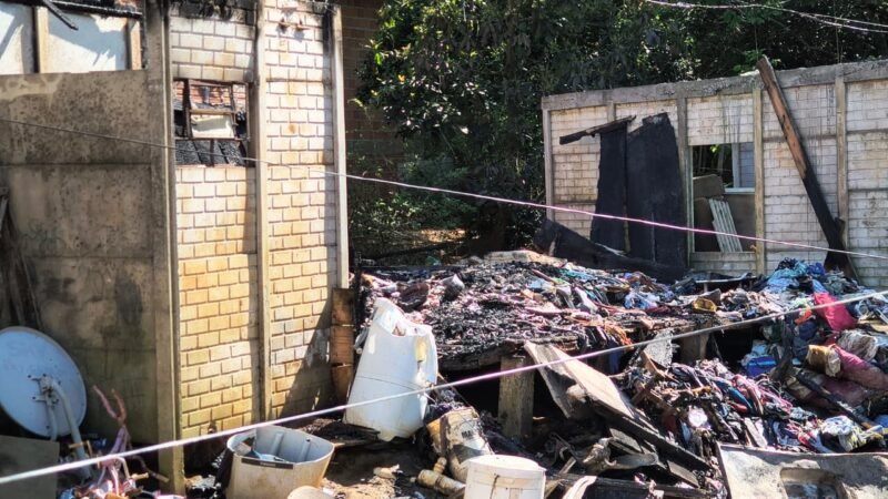 Crianças são deixadas sozinhas em casa, tentam fazer chá e imóvel pega fogo, no Paraná