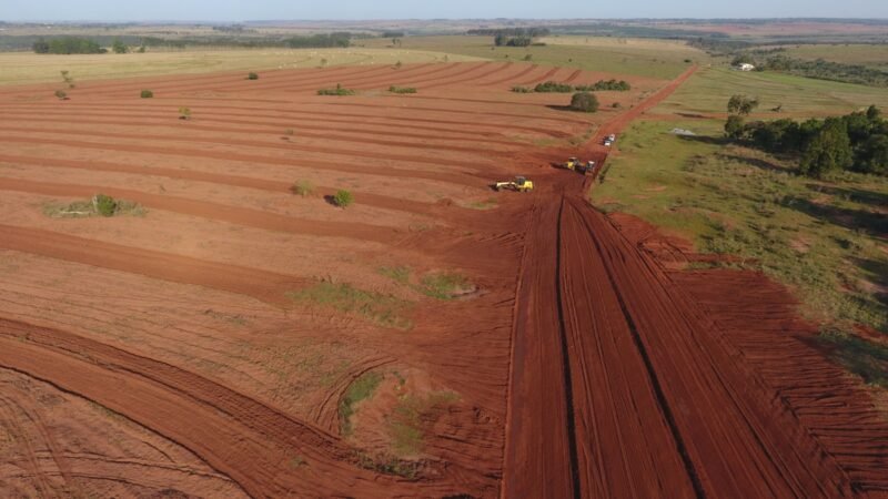 SECRETARIA DE OBRAS DE IGUATEMI TRABALHA NA RECUPERAÇÃO DA ESTRADA RURAL NA REGIÃO DO CHIQUILIN.