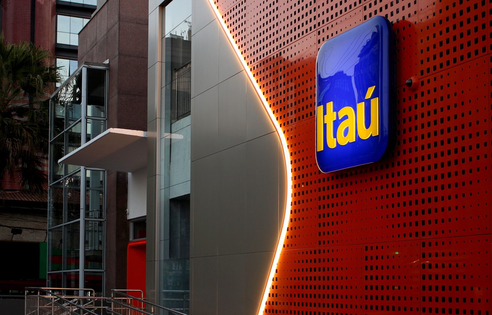 Demissões no Itaú: trabalhador pode ser monitorado em home office? Qual o limite? Veja o que diz a lei Demissões no Itaú: trabalhador pode ser monitorado em home office? Qual o limite? Veja o que diz a lei