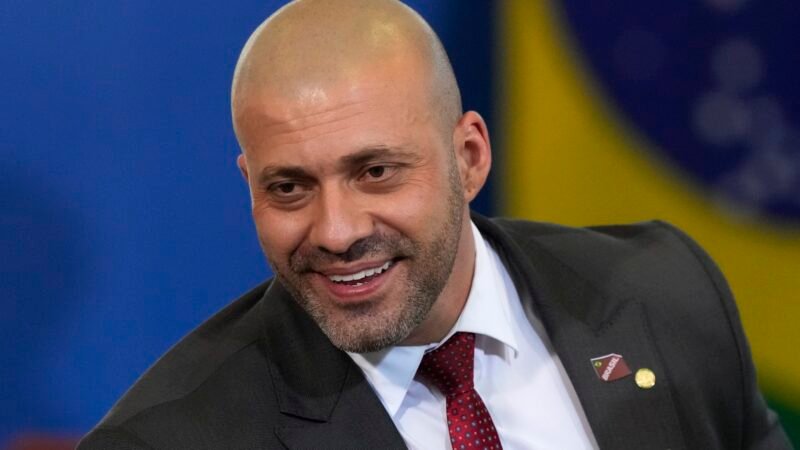 Preso em Magé, Daniel Silveira passa a maior parte do dia fora a cadeia, em Petrópolis, onde mora