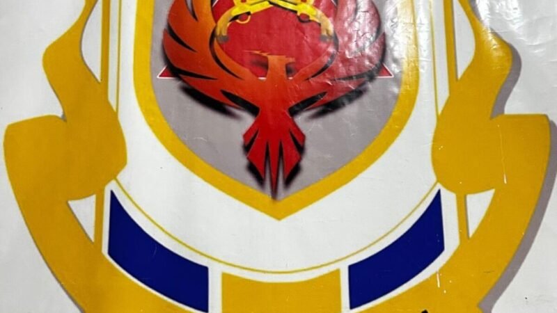 Polícia prende homem suspeito de ameaçar esposa e encontra arma escondida debaixo da geladeira