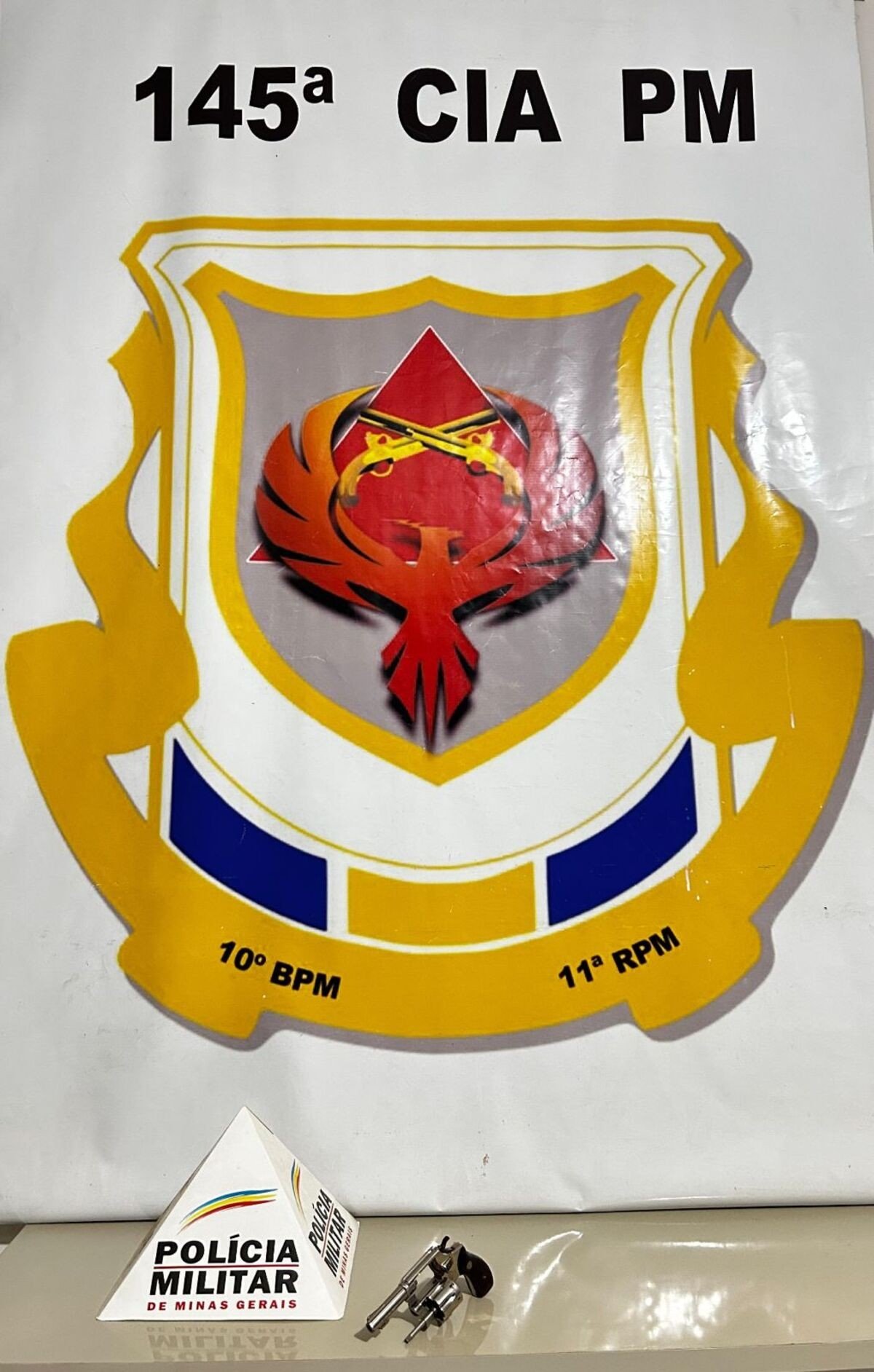 Polícia prende homem suspeito de ameaçar esposa e encontra arma escondida debaixo da geladeira