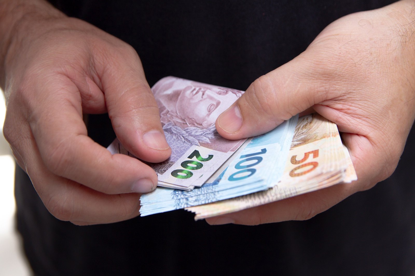 Governo confirma pagamento da 1ª parcela do 13º de servidores de MS; veja data