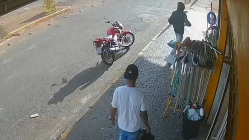 VÍDEO: Motociclista de app tem moto roubada ao parar em comércio assaltado em Uberlândia