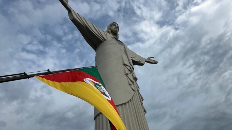 Dia do Gaúcho: bandeira do RS é hasteada no Cristo Protetor; VÍDEO