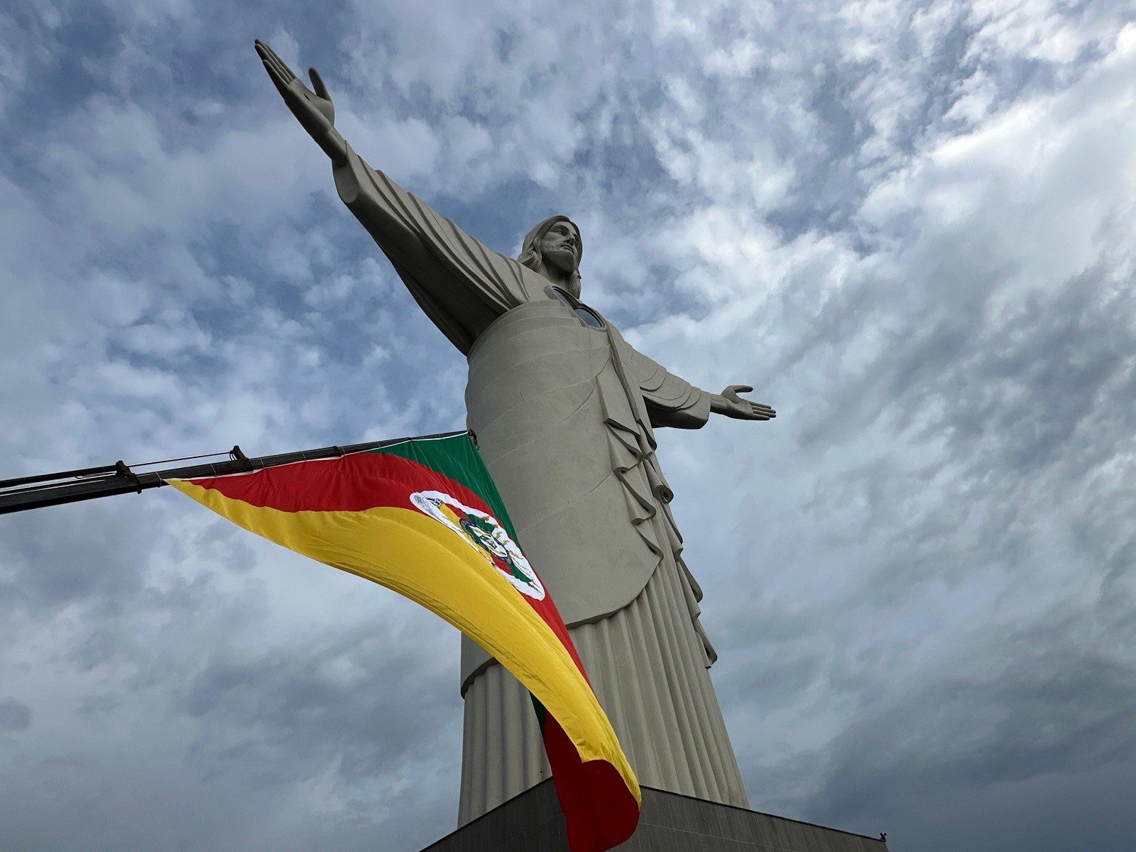 Dia do Gaúcho: bandeira do RS é hasteada no Cristo Protetor; VÍDEO