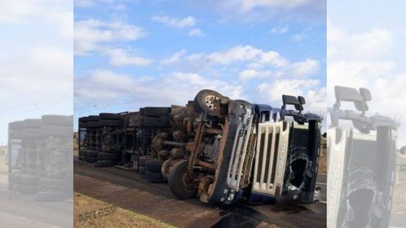 Carreta carregada com madeira tomba e interdita rodovia em Paraguaçu Paulista