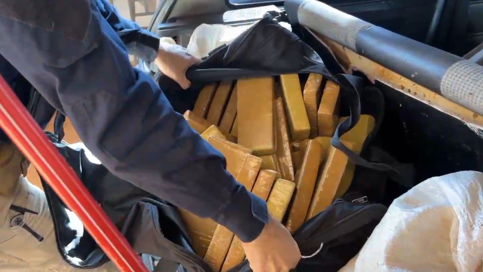 PRF apreende quase 50 kg de droga após perseguição em Ourinhos