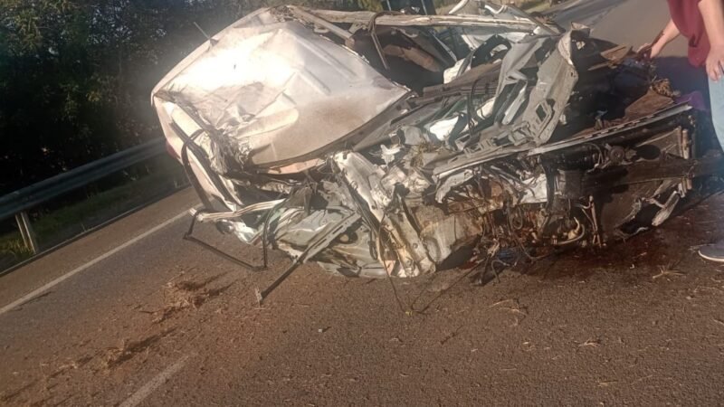 VÍDEO: Carro fica destruído após bater em caminhão e capotar na SP-127 em Itapetininga