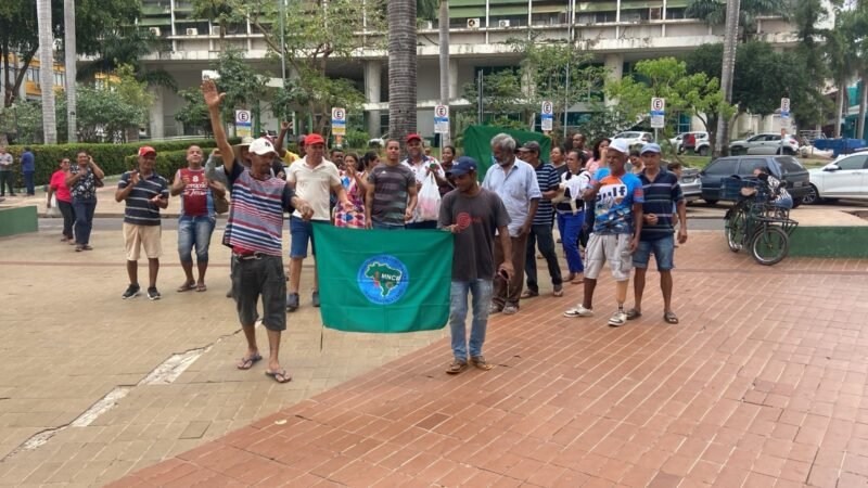 Catadores protestam em Cuiabá e cobram implantação da coleta seletiva prometida pela prefeitura há 3 anos