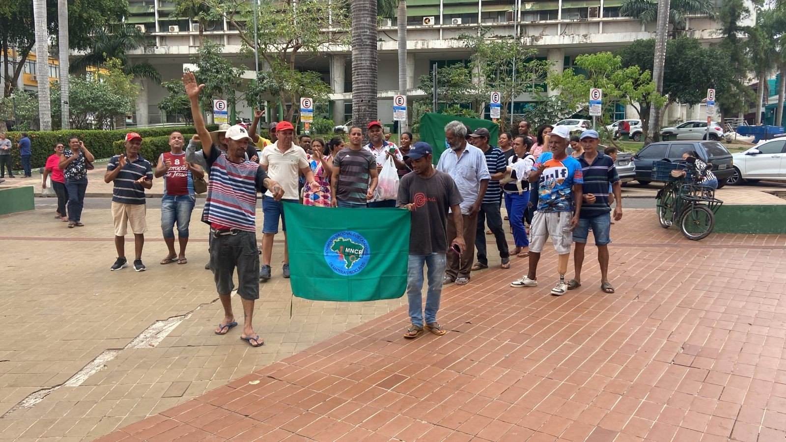 Catadores protestam em Cuiabá e cobram implantação da coleta seletiva prometida pela prefeitura há 3 anos