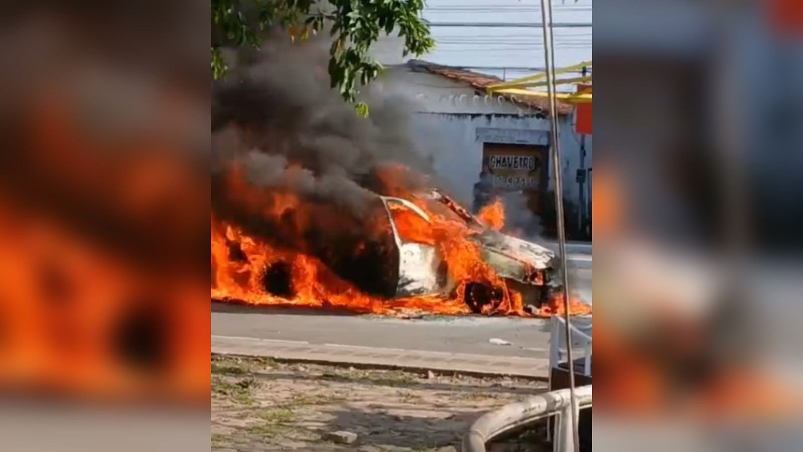 Carro é destruído pelo fogo no bairro do Tapanã, em Belém