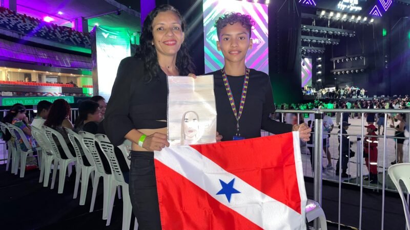 Fã de Ivete, jovem com TEA leva caricatura da cantora para show gratuito no Mangueirão, em Belém