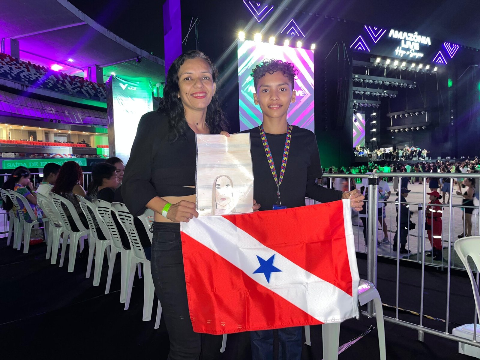 Fã de Ivete, jovem com TEA leva caricatura da cantora para show gratuito no Mangueirão, em Belém