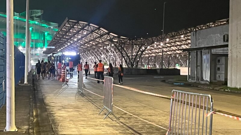 Público do ‘Amazônia Live’ faz fila para embarcar no BRT gratuito após show de Ivete no Mangueirão, em Belém