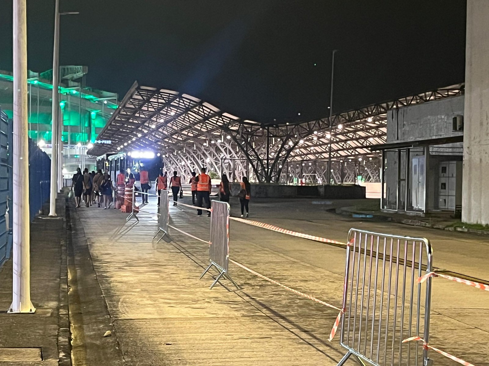Público do ‘Amazônia Live’ faz fila para embarcar no BRT gratuito após show de Ivete no Mangueirão, em Belém