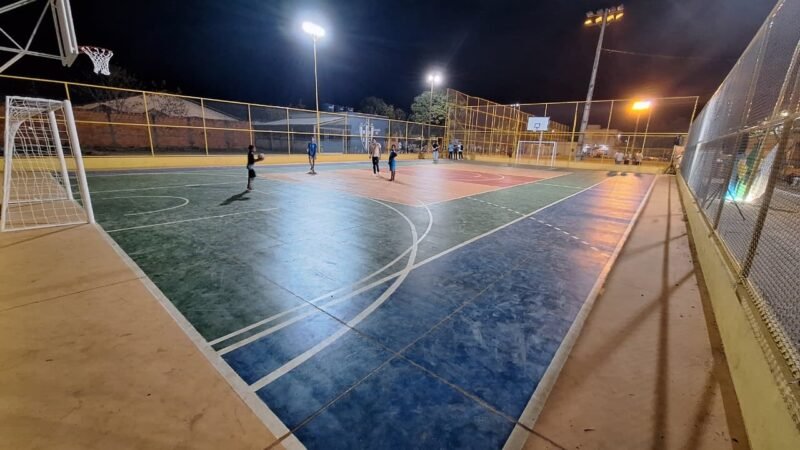 Prefeitura de Montes Claros reforma quadra no bairro Delfino