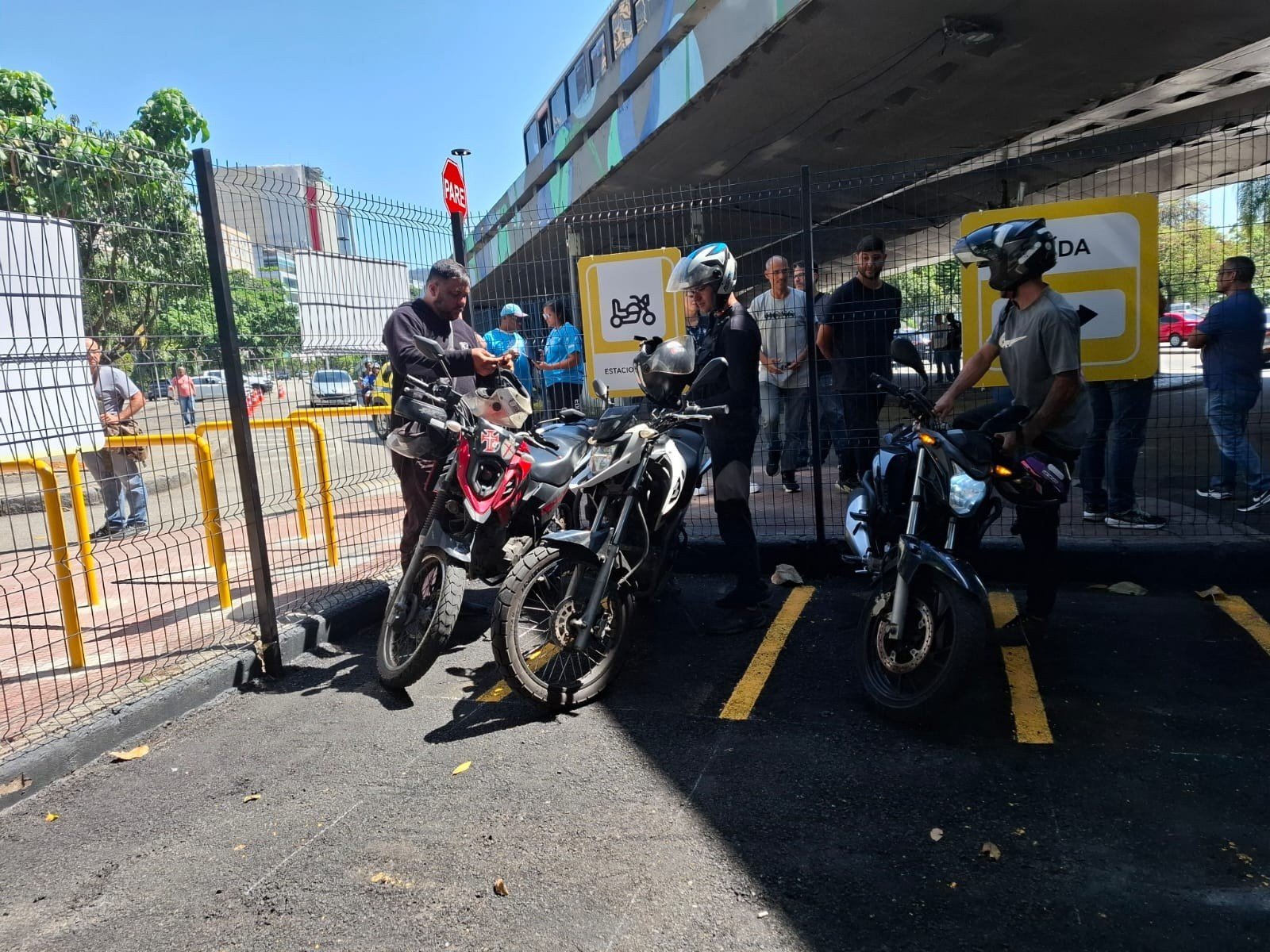 ‘Ficha limpa’, GPS contra infrações, pontos de apoio a motociclistas: o que muda para apps e entregadores com novo decreto no Rio ‘Ficha limpa’, GPS contra infrações, pontos de apoio a motociclistas: o que muda para apps e entregadores com novo decreto no Rio