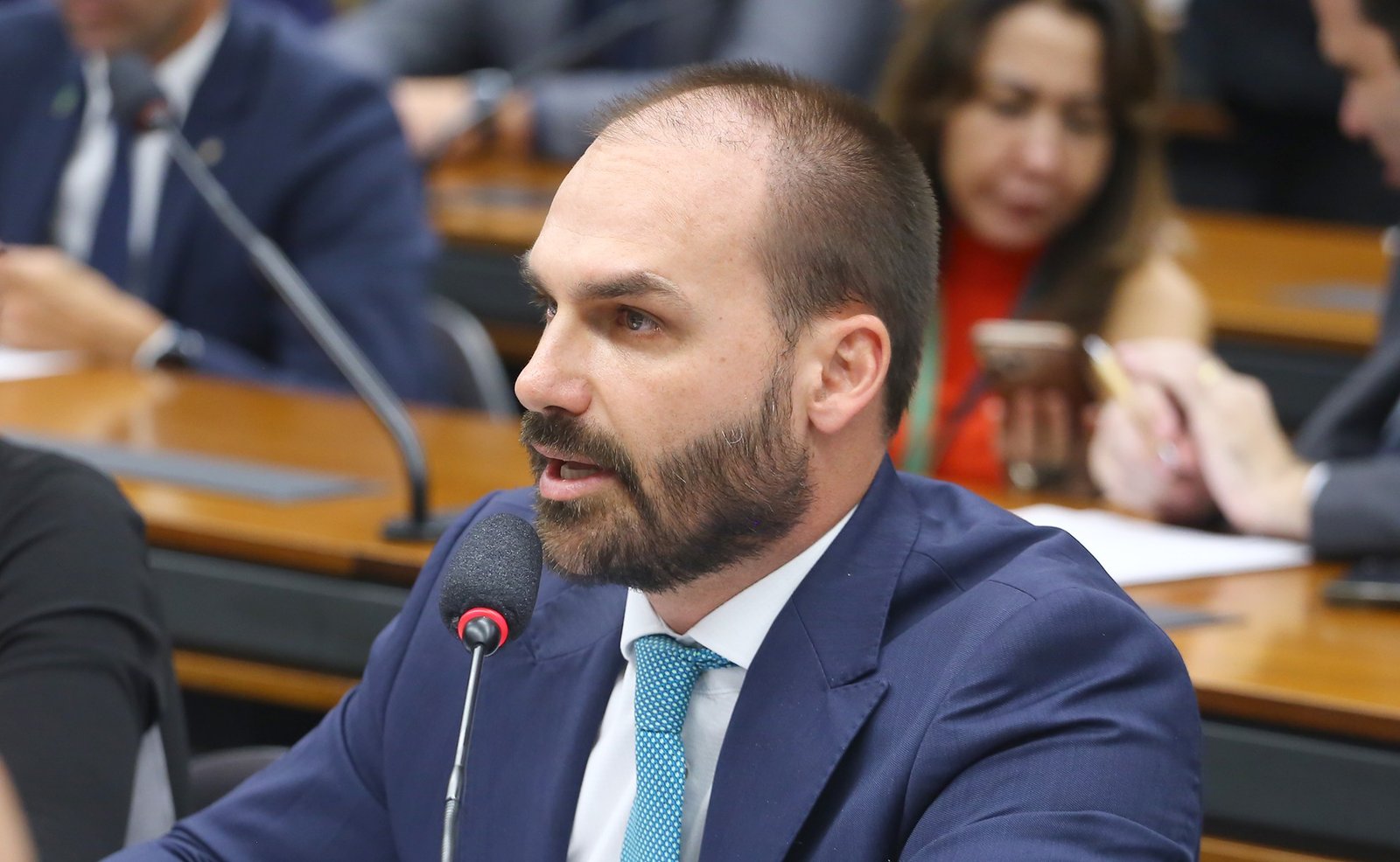 Câmara indica que futuro de Eduardo Bolsonaro está nas mãos da Justiça