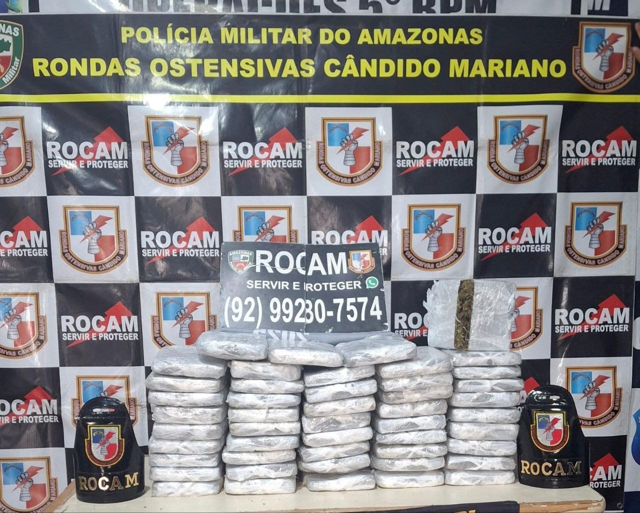 VÍDEO: Polícia apreende 48 tabletes de drogas abandonados por suspeitos em orla do interior do AM