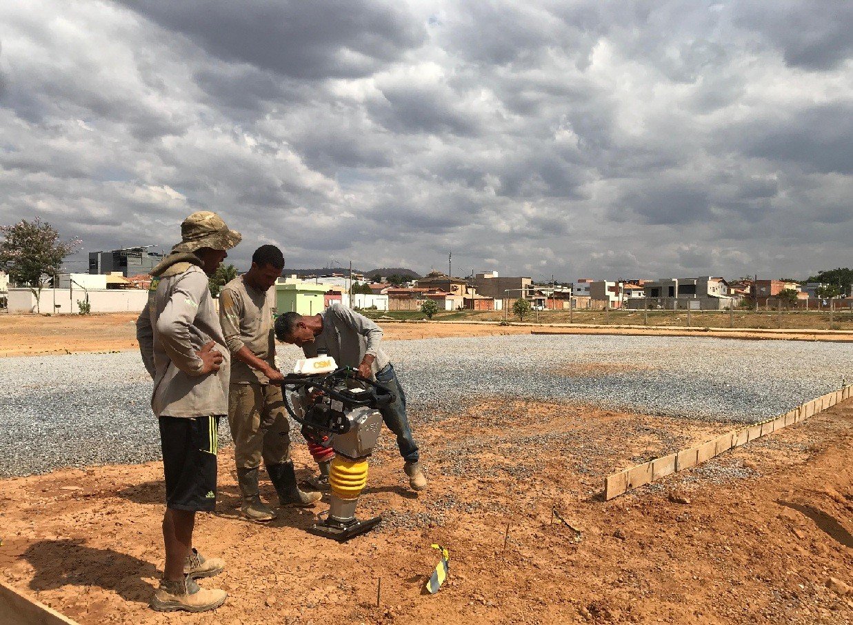Prefeitura de Montes Claros constrói quadra no Canelas