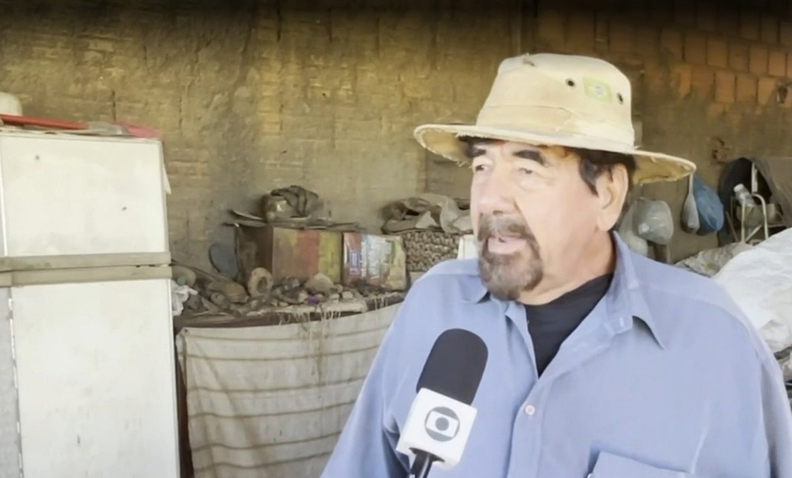 Idoso vive há mais de 20 anos sem energia elétrica em zona rural de MG: ‘Tenho geladeira e não posso usar’ Idoso vive há mais de 20 anos sem energia elétrica em zona rural de MG: ‘Tenho geladeira e não posso usar’