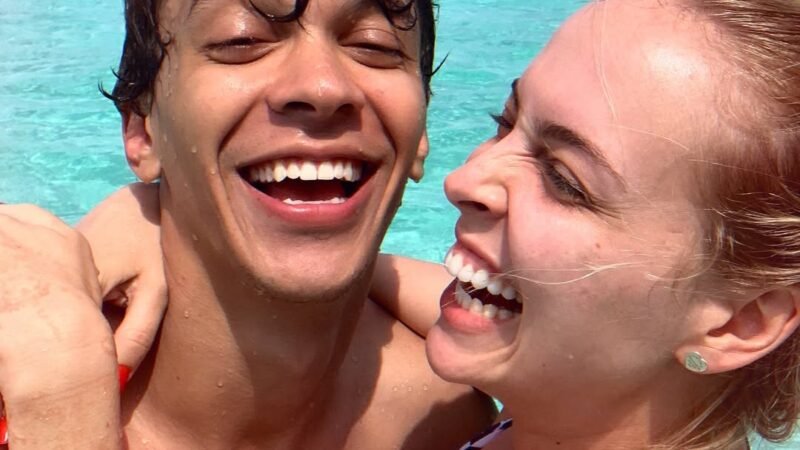 Youtuber Júlio Cocielo anuncia término do casamento com Tata Estaniecki