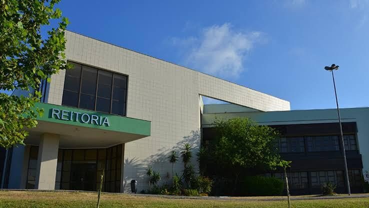 Justiça suspende anulação de cotas para pessoas trans na Furg e garante a permanência de estudantes já matriculados