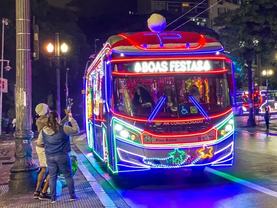 Prefeitura de SP lança duas linhas de ônibus com passeios de Natal; trajeto percorre Centro, Ibirapuera e Avenida Paulista