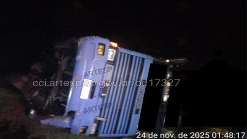 Motorista perde controle e carreta carregada com 20 toneladas de placas MDF tomba em rodovia de Itapetininga