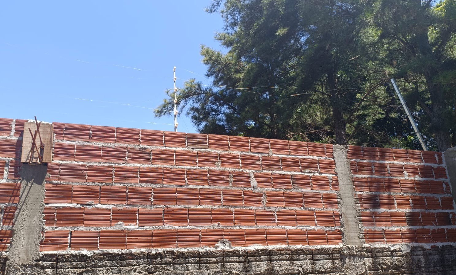 Eletrodomésticos furtados são encontrados com vizinho após PM perceber detalhe em cerca elétrica, no PR