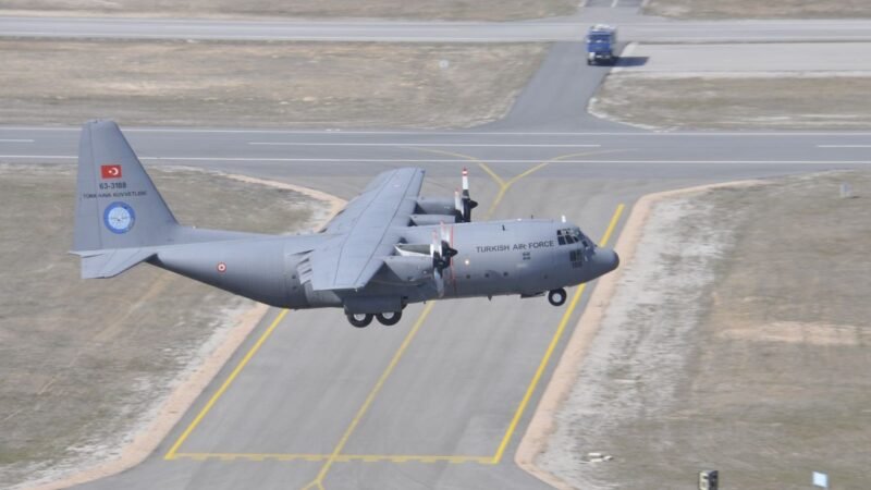 Criado para cargas de guerra: conheça o C-130, avião militar que se desintegrou ao cair na Geórgia