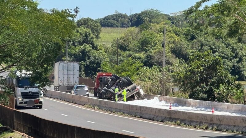 Caminhão tomba em rodovia de Santa Fé do Sul
