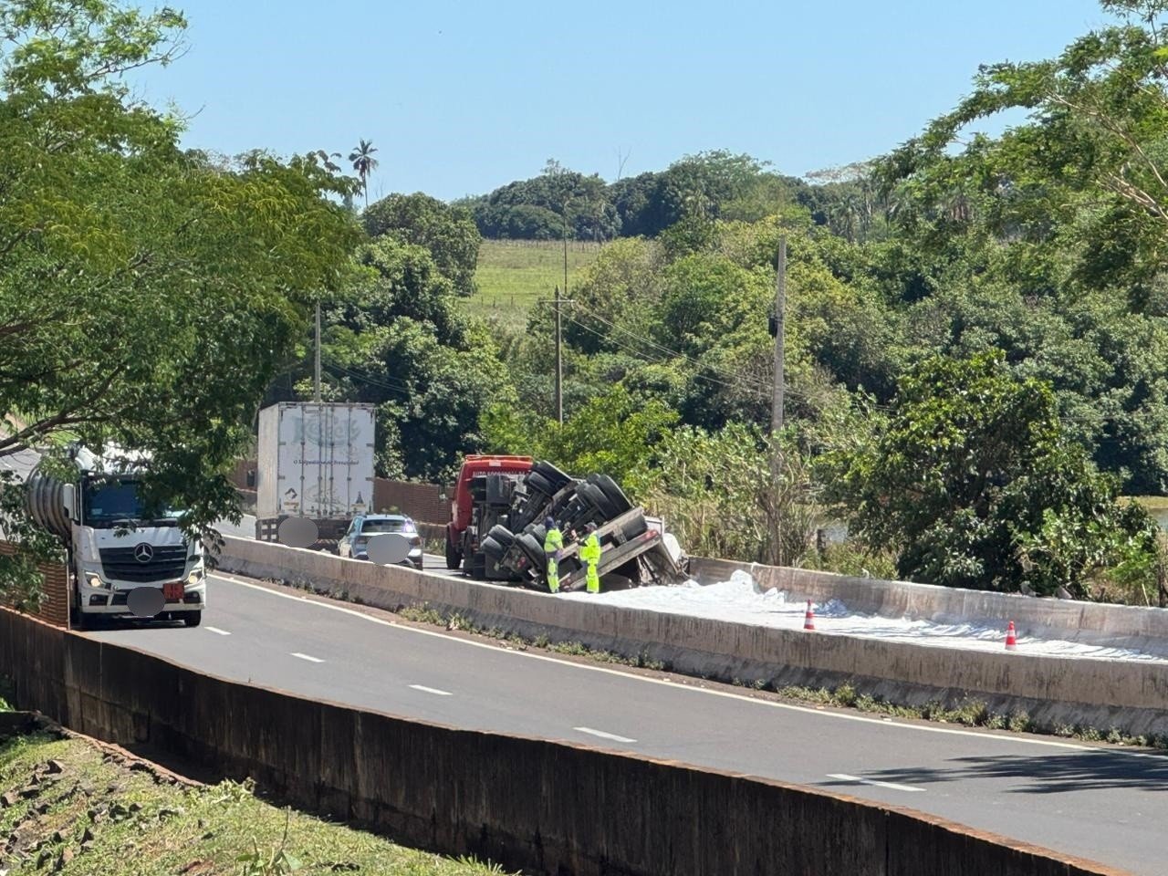 Caminhão tomba em rodovia de Santa Fé do Sul