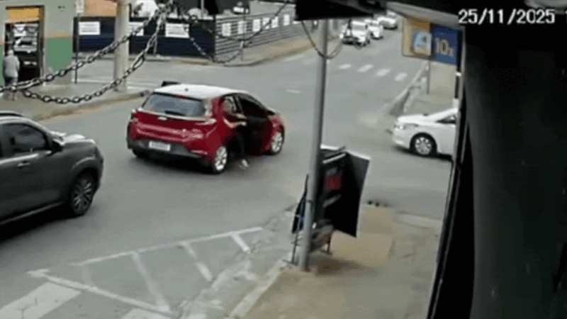 VÍDEO: Dupla suspeita de sequestro relâmpago e extorsão é interceptada com carro das vítimas em MG