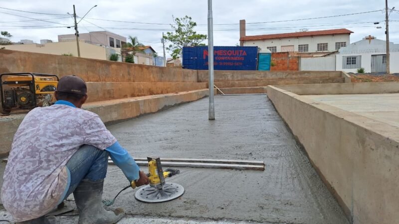 Prefeitura de Montes Claros constrói praça e quadra no Alcides Rabelo