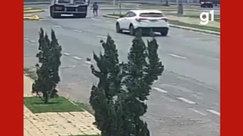 Idoso morre atropelado por caminhão ao tentar atravessar rua em MT; vídeo