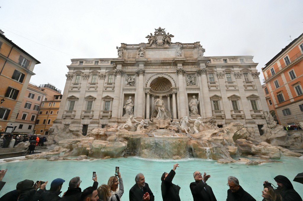 Roma cria taxa de 2 euros para visitantes se aproximarem da Fontana di Trevi