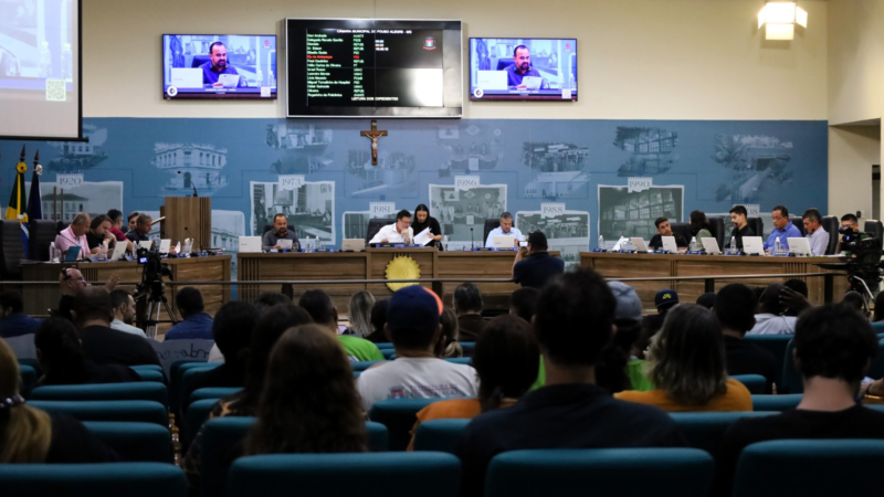 Mesmo com parecer jurídico contrário, Câmara aprova Bíblia como apoio pedagógico