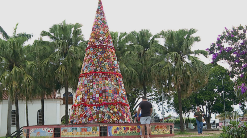 Árvore de Natal de crochê de 7,5 metros vira atração em cidade do interior de SP