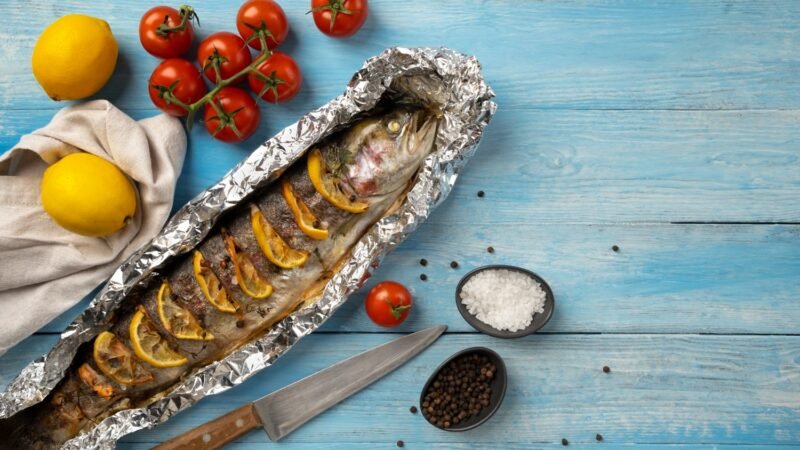 Papel alumínio: lado brilhante para fora ou para dentro? Veja o jeito certo de usar