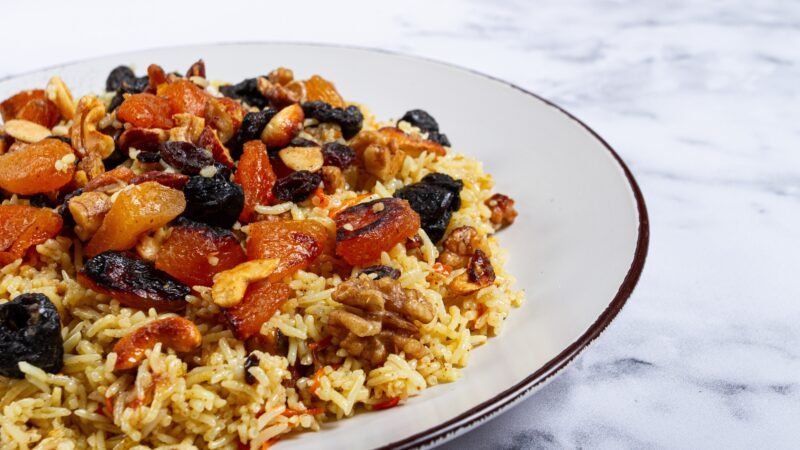 Por que a uva passa virou o ingrediente mais polarizador do Natal? Origem, tradição e como ela invadiu o arroz