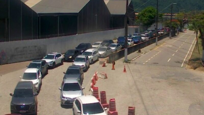 Balsa para Ilhabela tem longa fila de espera; estradas no Litoral Norte estão com tráfego intenso